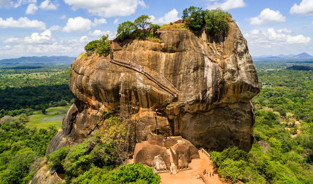 Blick auf den mächtigen Sigiriya Felsen von Sri Lanka